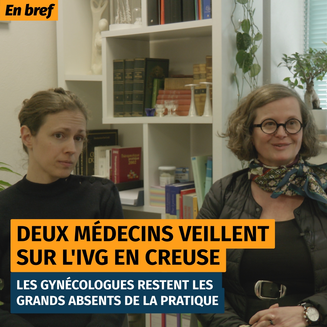 Deux femmes assises et côte à côte regardent dans la direction de la caméra.