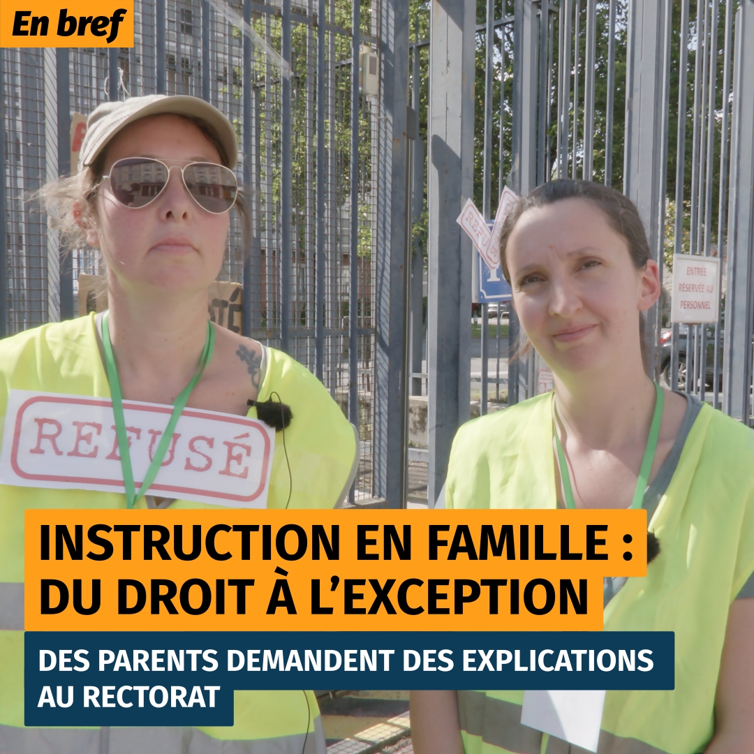 Deux femmes avec des gilets jaunes. L'une d'entre elles avec un bandeau "REFUSÉ" collé sur le torse.
