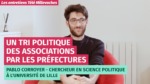 Un homme d'une trentaine d'années, barbe et lunettes, assis dans un fauteuil situé dans un intérieur blanc, sourit.