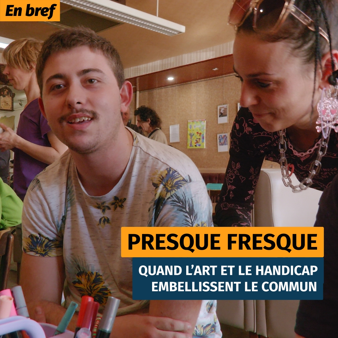 Un jeune homme assis dans un café regarde l'objectif avec un léger sourire. Une femme se penche par-dessus son épaule et, au premier plan, on aperçoit des feutres de couleur.